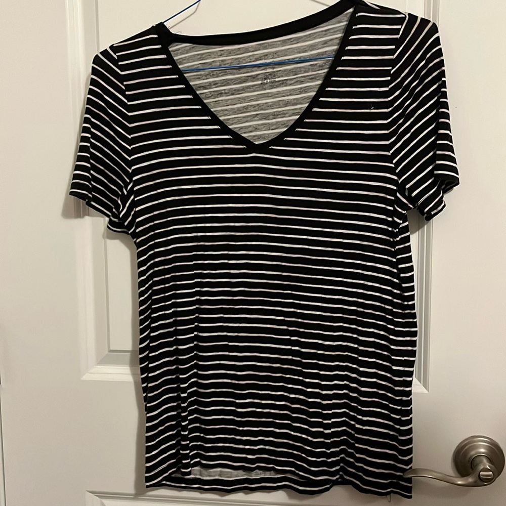 A New Day Striped V-Neck Tee 💙 - Picture 4 of 6